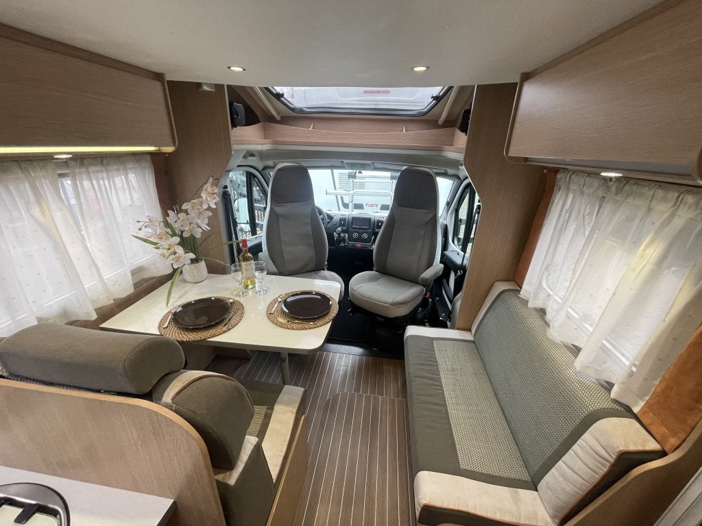 Carado Capron Liberté VIP 690 VIP FRANSBED+HEFBED DAKAIRCO, Caravans en Kamperen, Overige brandstoffen, 6 tot 7 meter, Bedrijf