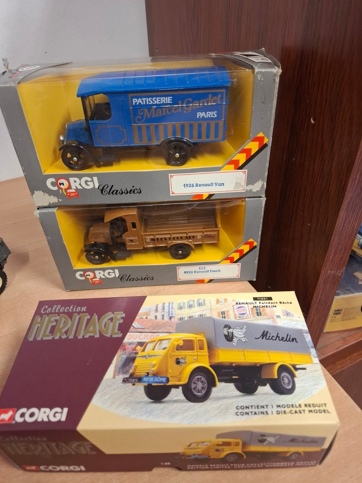 3 x Renault vrachtwagens met doos, Ophalen of Verzenden, Zo goed als nieuw, Bus of Vrachtwagen