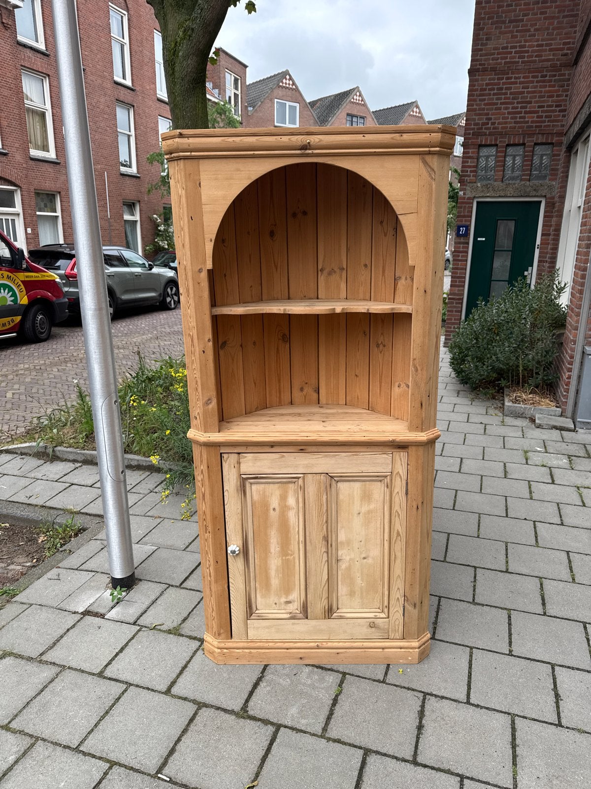 Massief houten hoekkast met open en gesloten vakken, Ophalen