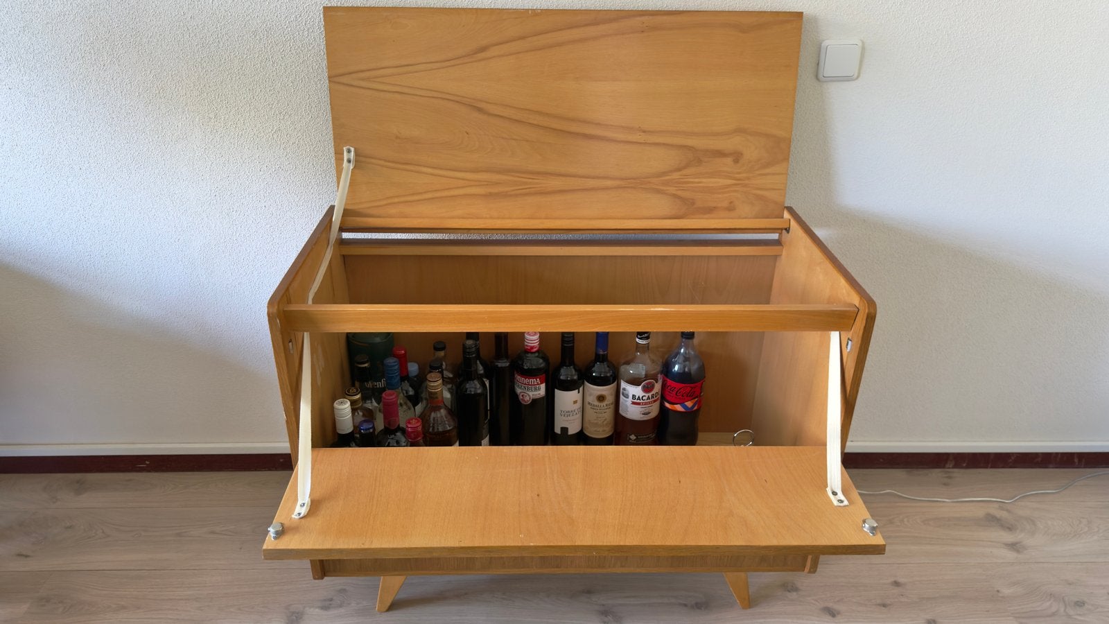 Vintage houten drankkast/ barkast (stijl Jiroutek), Ophalen
