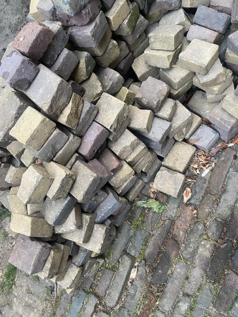 Partij halve waaltjes, Ophalen, Zo goed als nieuw, Beton, Klinkers