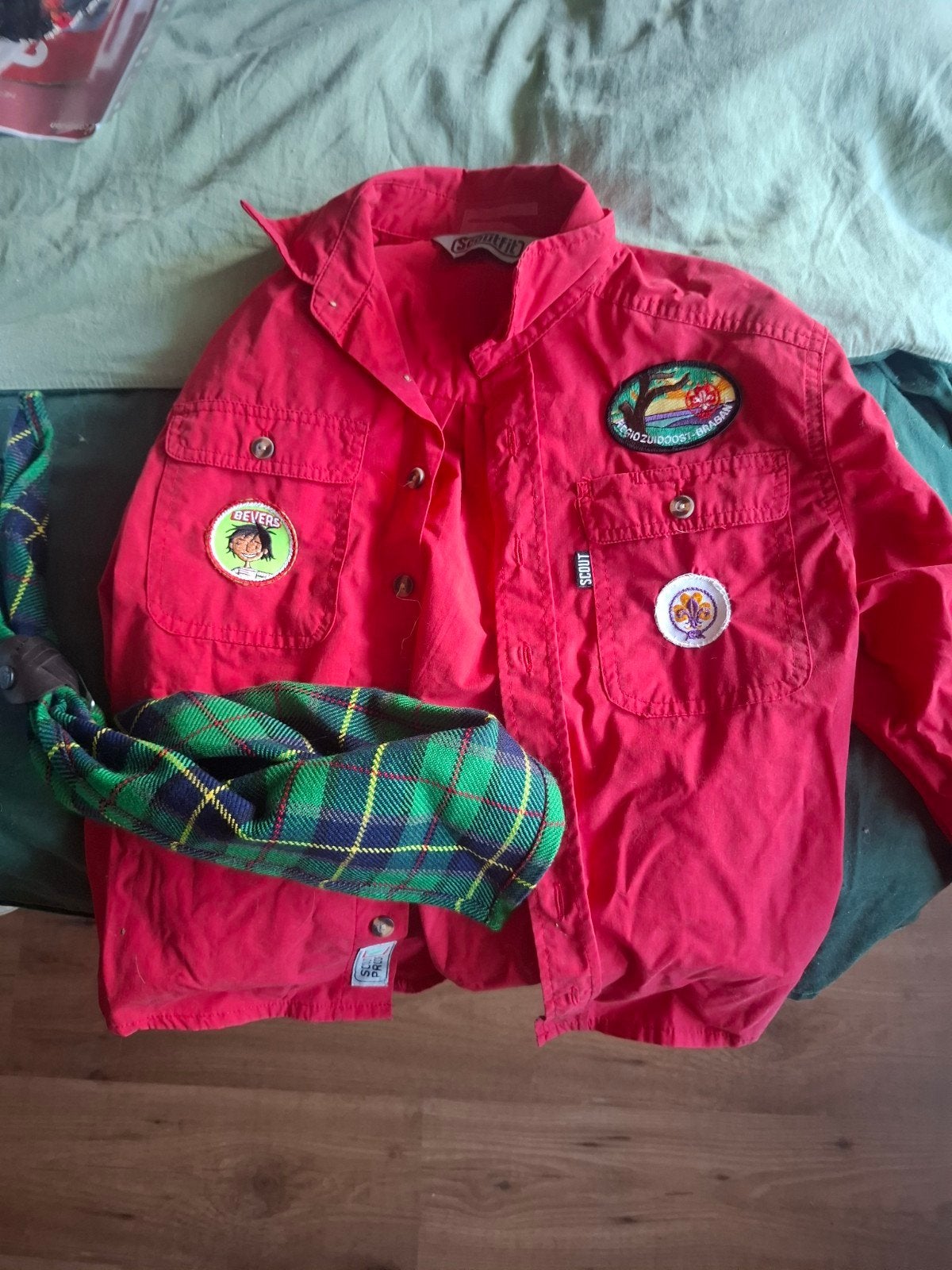 Scouting uniform met badges en das maat 128, Verzamelen, Scouting, Ophalen of Verzenden, Gebruikt, Kleding