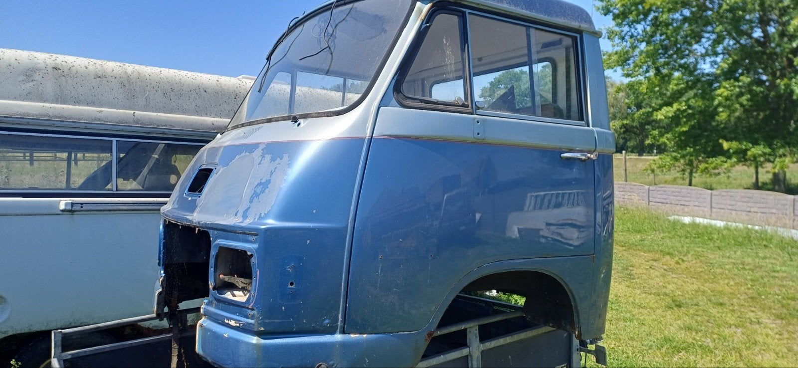 Hanomag kabine,goede ruiten,alsook stukken van de witte., Verzenden