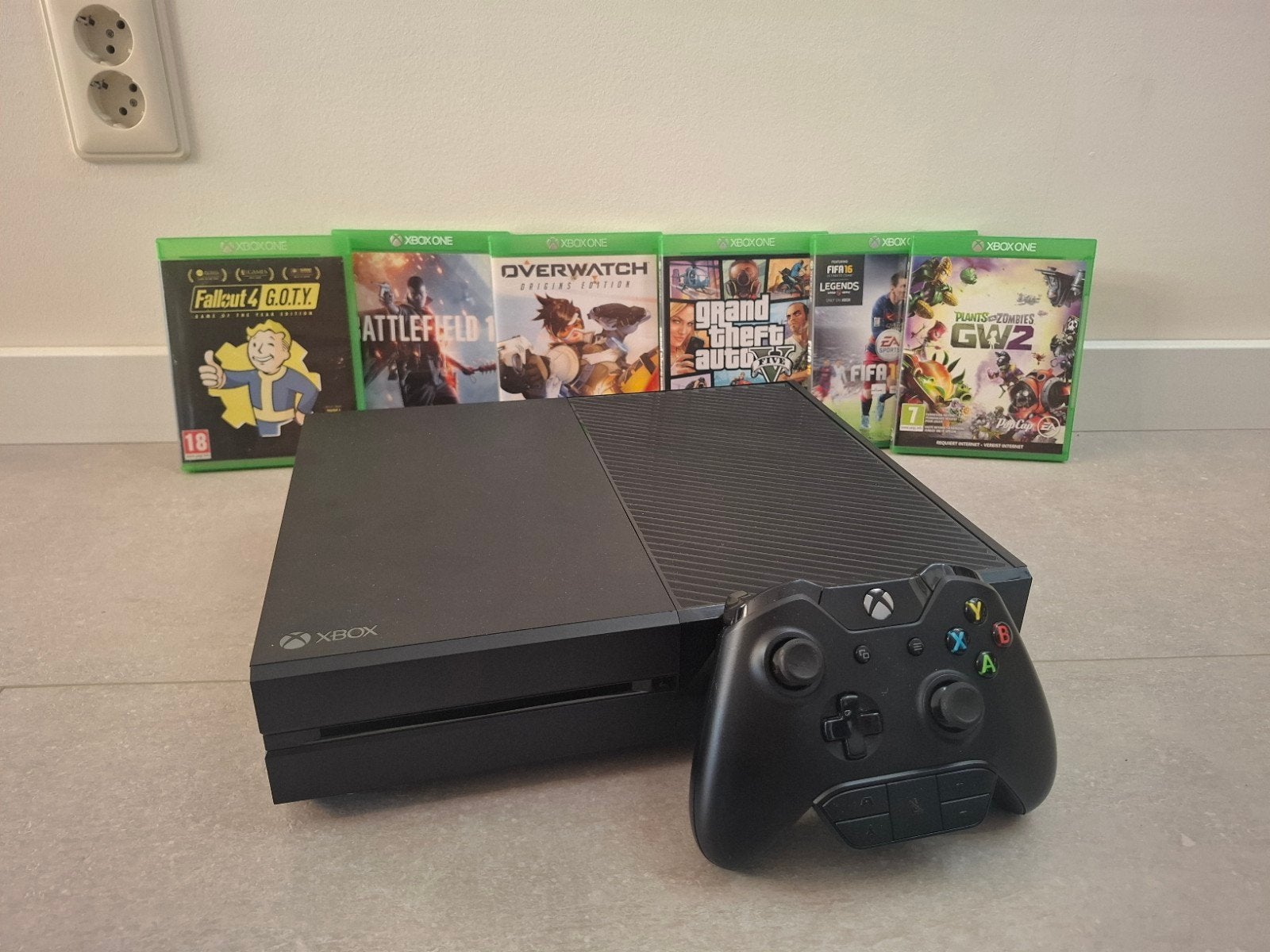 Xbox One met veel spellen, Ophalen, Xbox One, Zo goed als nieuw, Met 1 controller