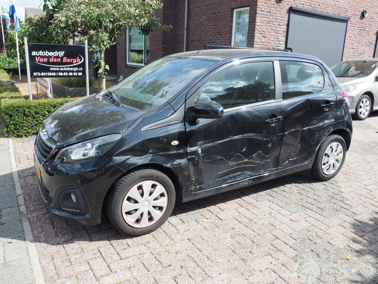 Peugeot 108 1.0 E-Vti Active (bj 2016), Auto diversen, Schadeauto's, Peugeot, Handgeschakeld, Benzine, Hatchback, Zwart