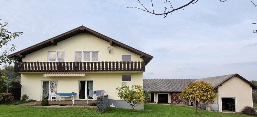 SLOVENIË - MEERGEZINSWONING + BIJGEBOUW / TERREIN 9.049M², Huizen en Kamers, Buitenland, Dorp, Verkoop zonder makelaar, 230 m²