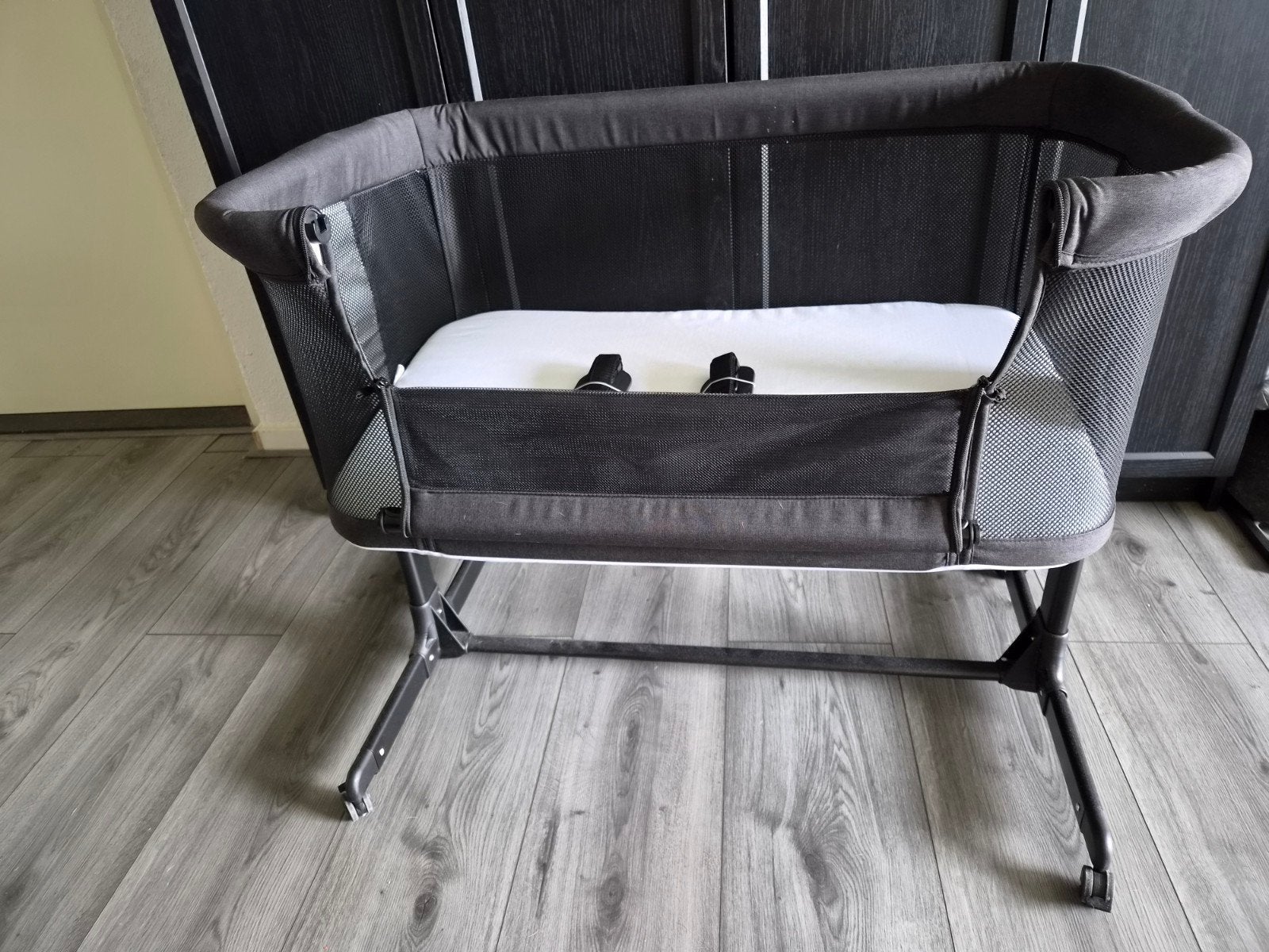 Novi Kyan Co-Sleeper Wieg - Zwart - Zo goed als nieuw, Kinderen en Baby's, Babywiegjes en Ledikanten, Ophalen, Zo goed als nieuw
