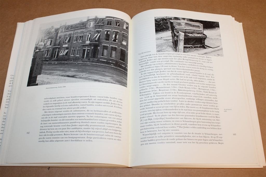 Arnhem 44/45 — Evacuatie en Bevrijding — Fotoboek, Boeken, Ophalen of Verzenden, Gelezen