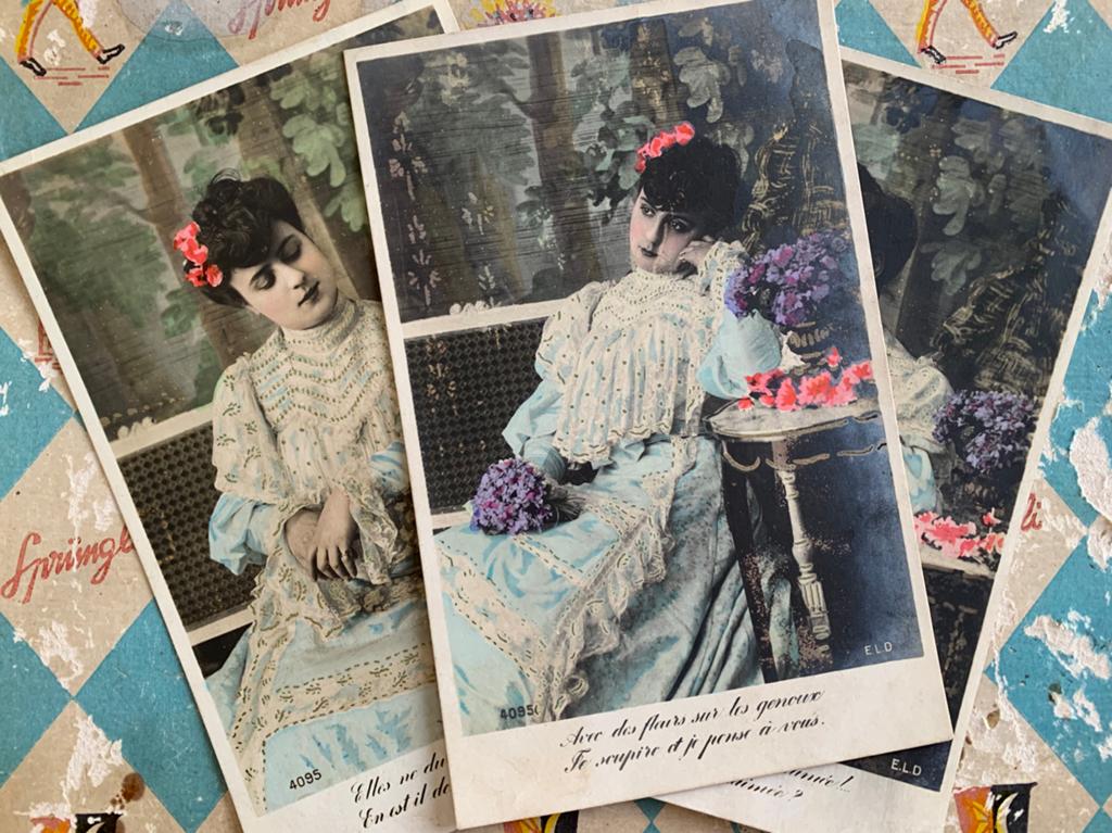 3x Dame met paarse bloemen (EL), Verzamelen, Ansichtkaarten | Themakaarten, Ophalen of Verzenden, Voor 1920, Gelopen, Overige thema's