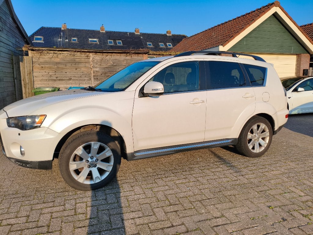 Foto 4 van Mitsubishi Outlander 2.4 125KW 4WD 2010 Wit