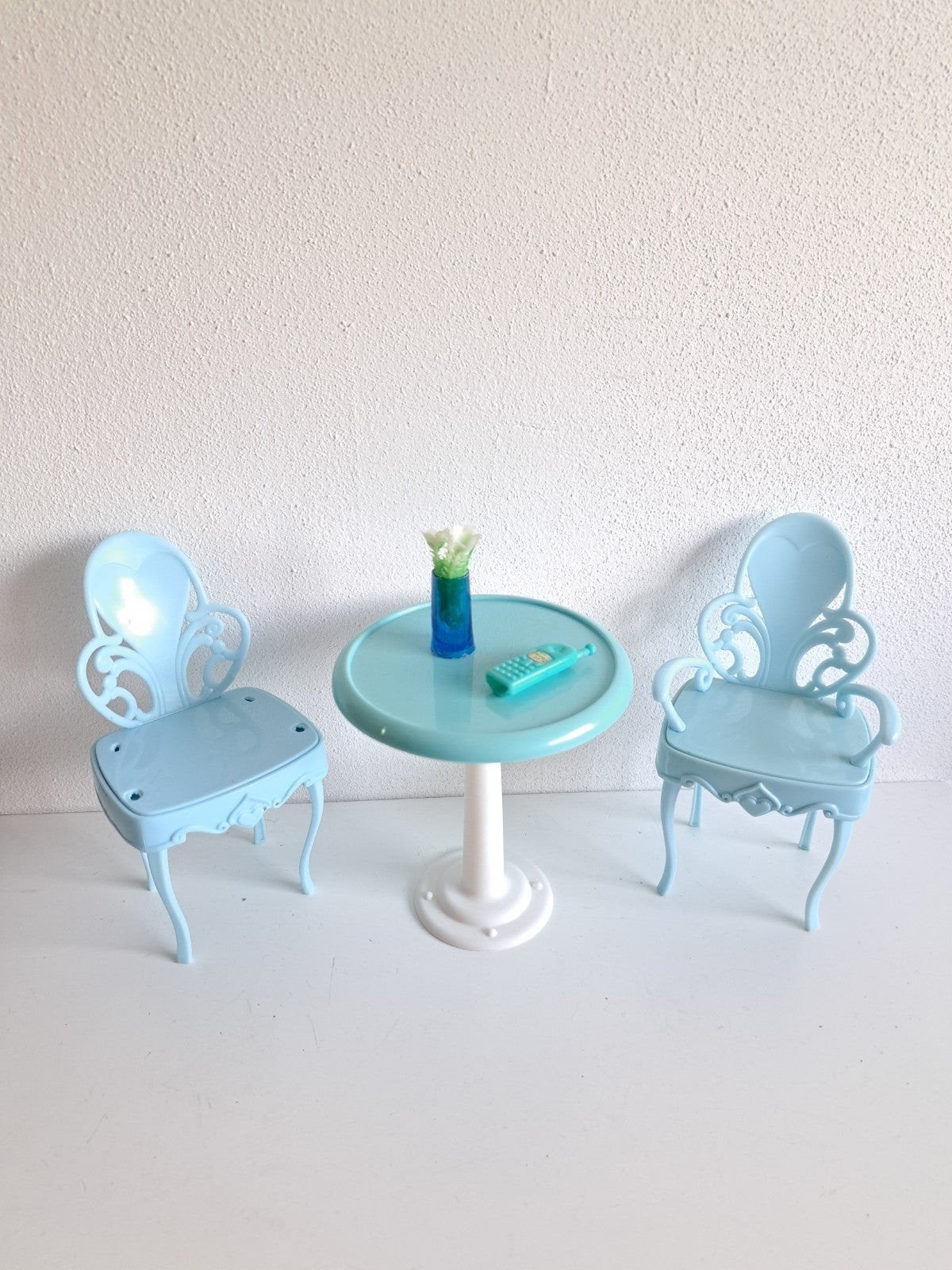 Barbie stoelen en tafel licht blauw met gsm en bloemen, Verzamelen, Ophalen of Verzenden, Gebruikt