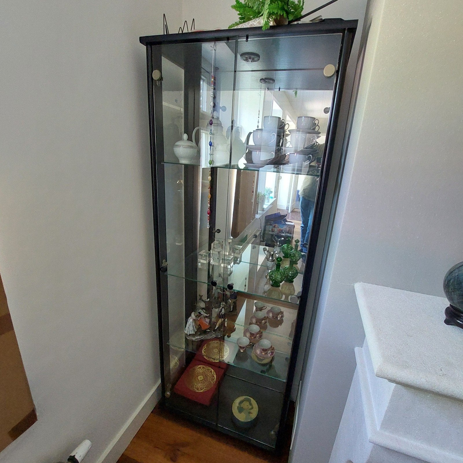Zwarte vitrinekast + spiegel + 3 glazen plankjes, Ophalen, Glas, 150 tot 200 cm, 25 tot 50 cm