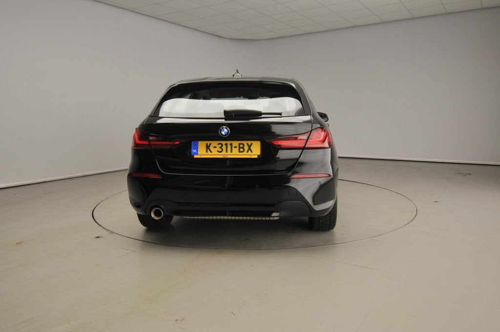 BMW 1 Serie 5-deurs 116i | Handbak ! | LED | Navigatie | Cli, Auto's, 12 maanden, Stof, Gebruikt, Zwart