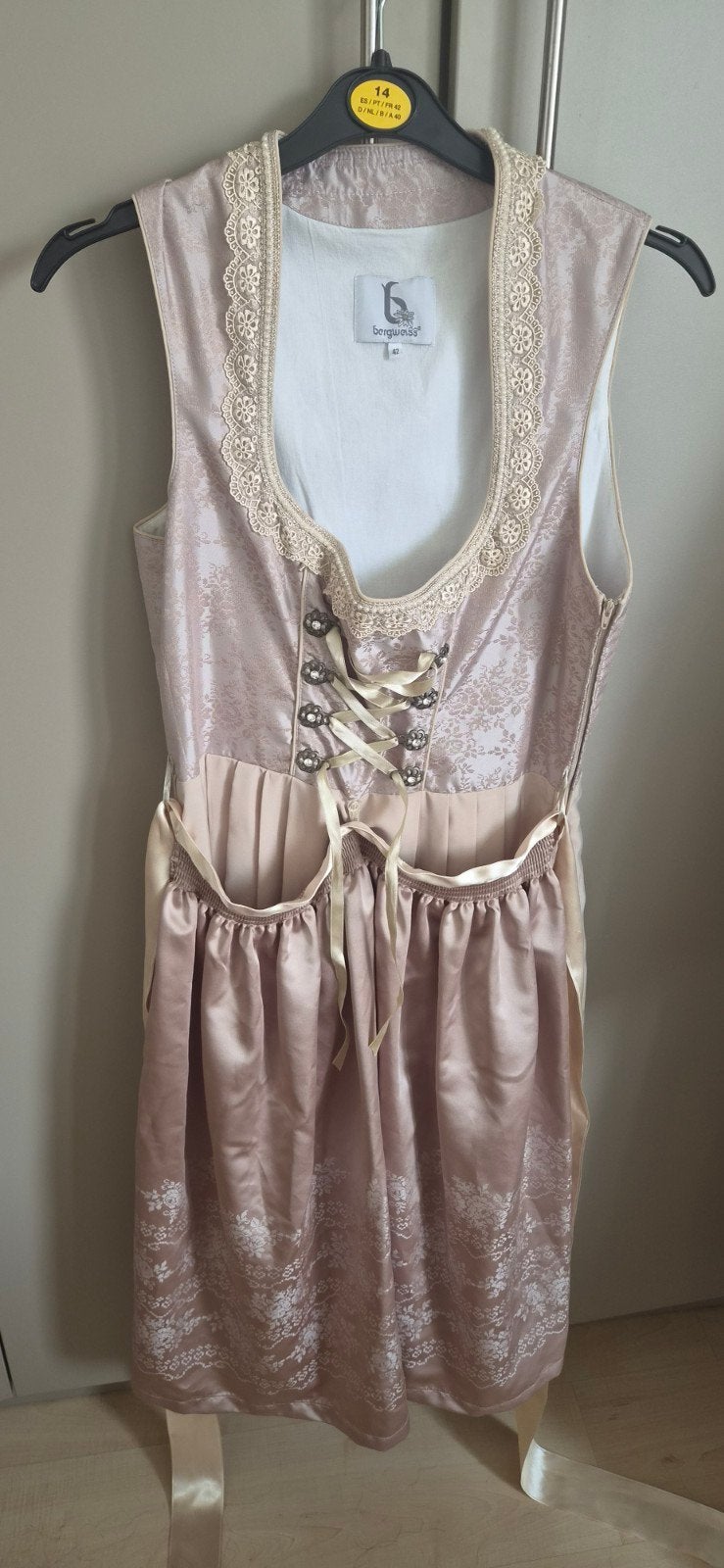 Bergweiss Dirndl Maat 42 (valt als 40), Kleding | Dames, Jurken, Ophalen of Verzenden