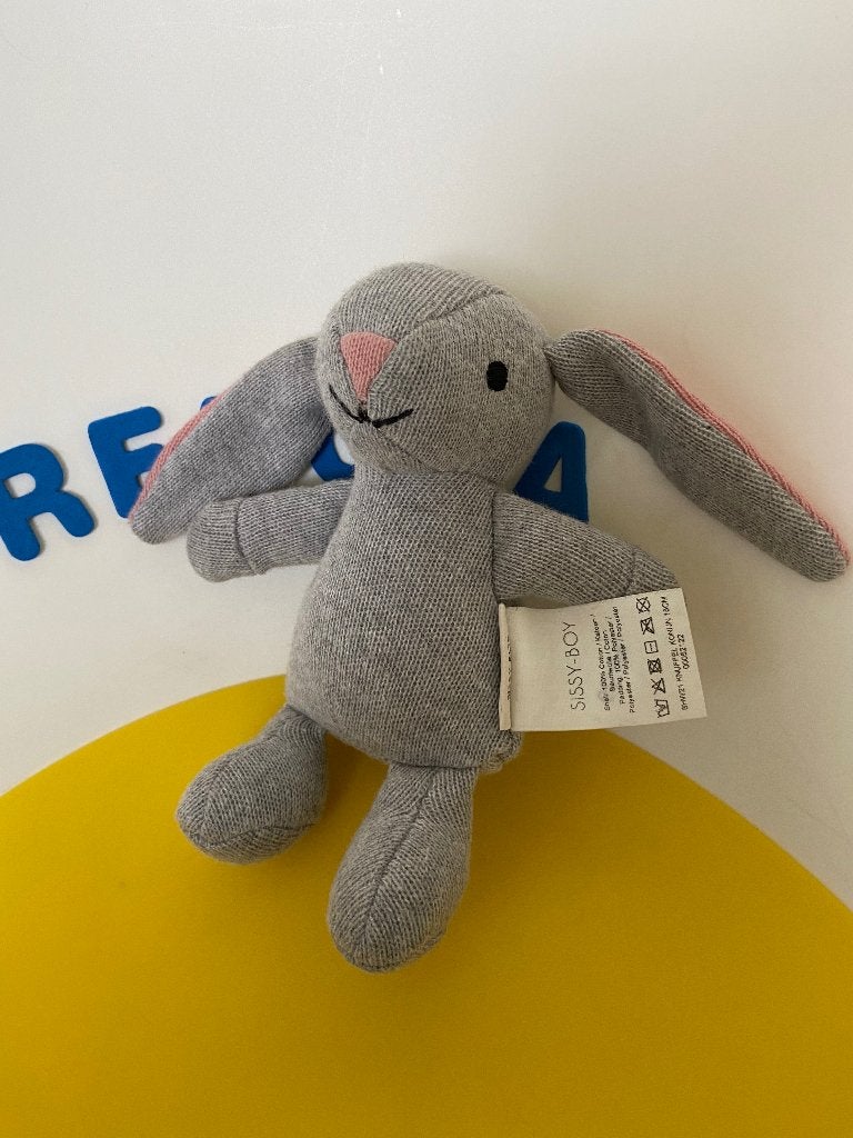 K2517 sissy boy konijn konijntje grijs, Kinderen en Baby's, Speelgoed | Knuffels en Pluche, Ophalen of Verzenden, Zo goed als nieuw