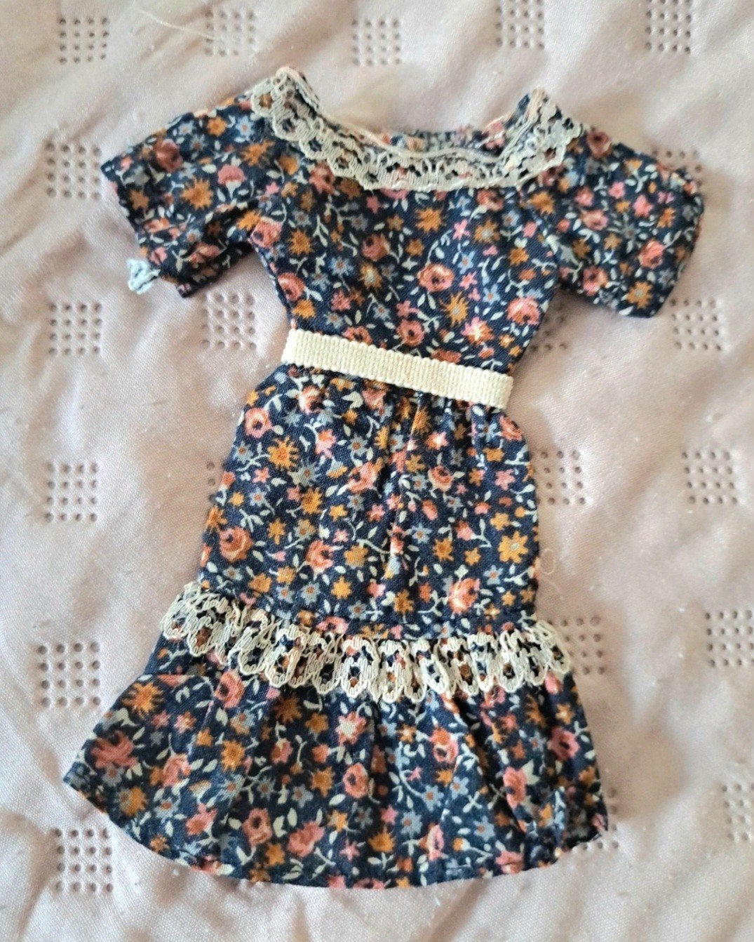 Marx sindy flower dress 1978, Verzamelen, Poppen, Ophalen of Verzenden, Gebruikt, Kleertjes