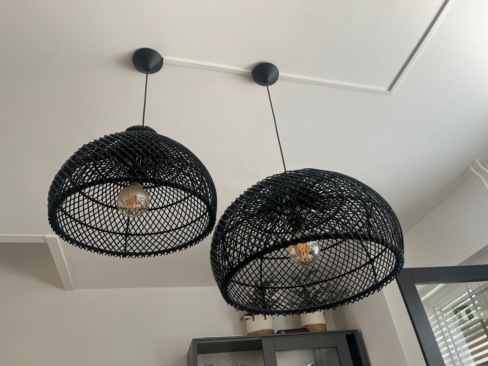 Set van 2 zwarte rotan hanglampen - Zo goed als nieuw, Ophalen, Zo goed als nieuw, Overige materialen