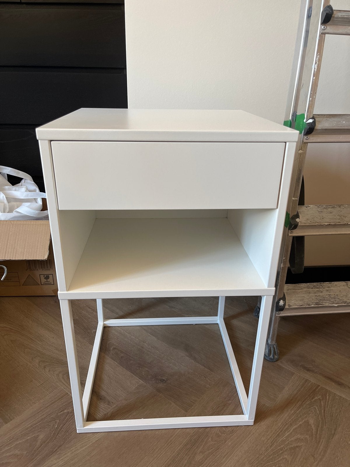 Ikea Vikhammer nachtkastje wit - Zo goed als nieuw, Ophalen, Minder dan 45 cm, 55 tot 70 cm, Zo goed als nieuw