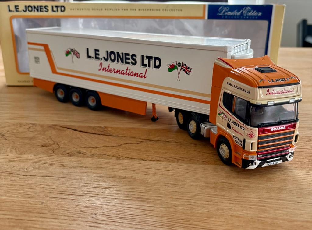 Corgi 1:50 Scania Topline L.E. Jones met koeloplegger, Ophalen of Verzenden, Zo goed als nieuw, Bus of Vrachtwagen, Corgi