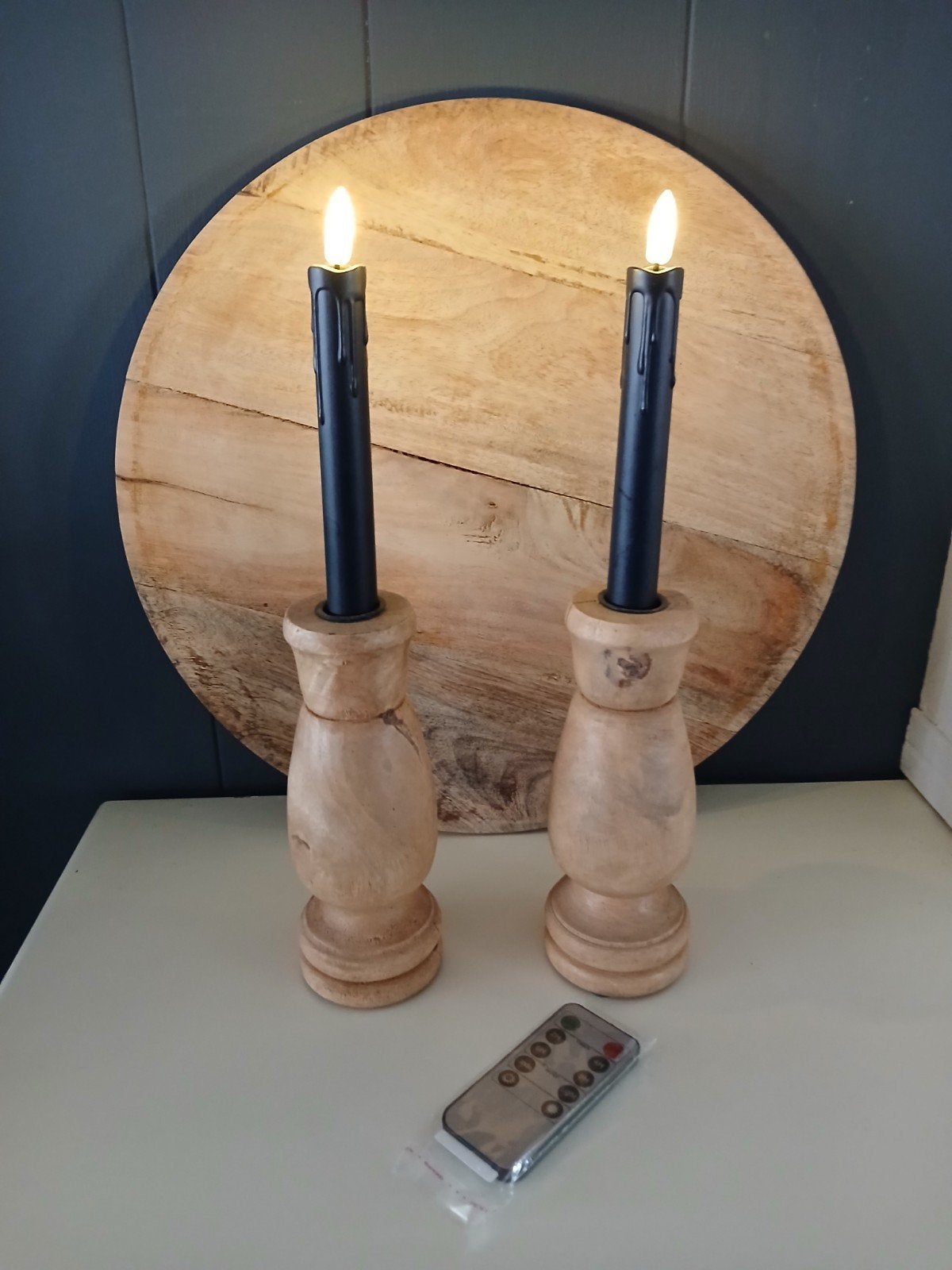 set van twee houten kaarsenstandaards incl kaarsen en afstan, Ophalen of Verzenden, Zo goed als nieuw, Hout, Kandelaar