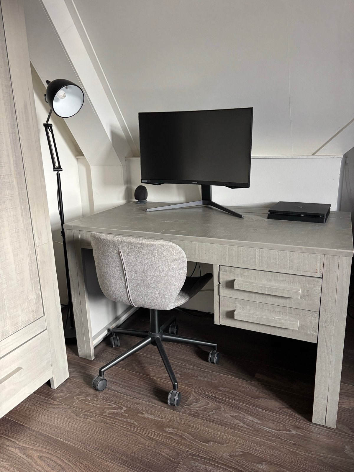 Stoer grijs houten bureau - 130x70 cm, Ophalen of Verzenden, Gebruikt, Grijs, Hout