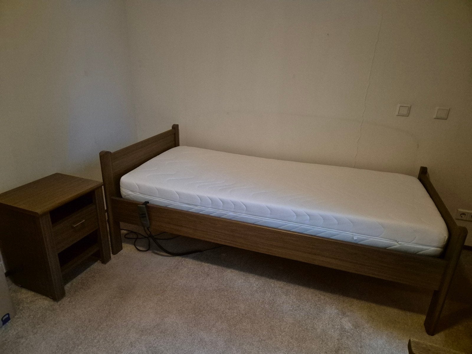 Seniorenbed 90x200 met elektrisch verstelbare lattenbodem, Huis en Inrichting, Ophalen, 90 cm, Eenpersoons, Bruin
