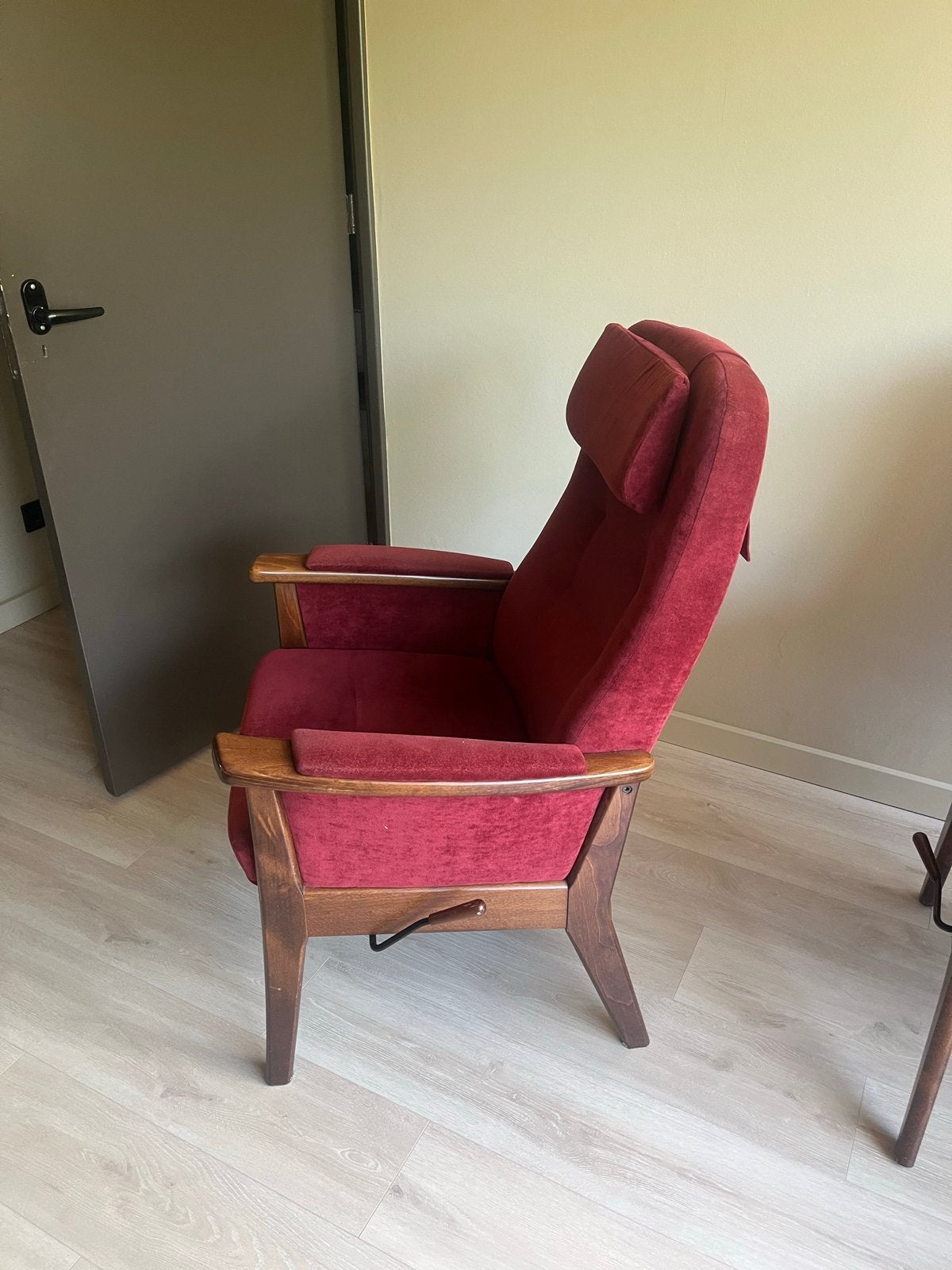 Twee vintage fauteuils - rood fluweel en hout, Ophalen, Gebruikt, Twee, Rood