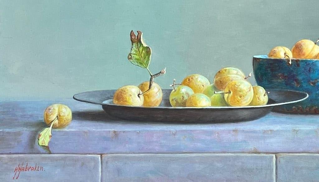 Schilderij pruimen in een schaal en op tafel. Hans Habraken., Antiek en Kunst, Kunst | Schilderijen | Klassiek, Paneel, Realistisch
