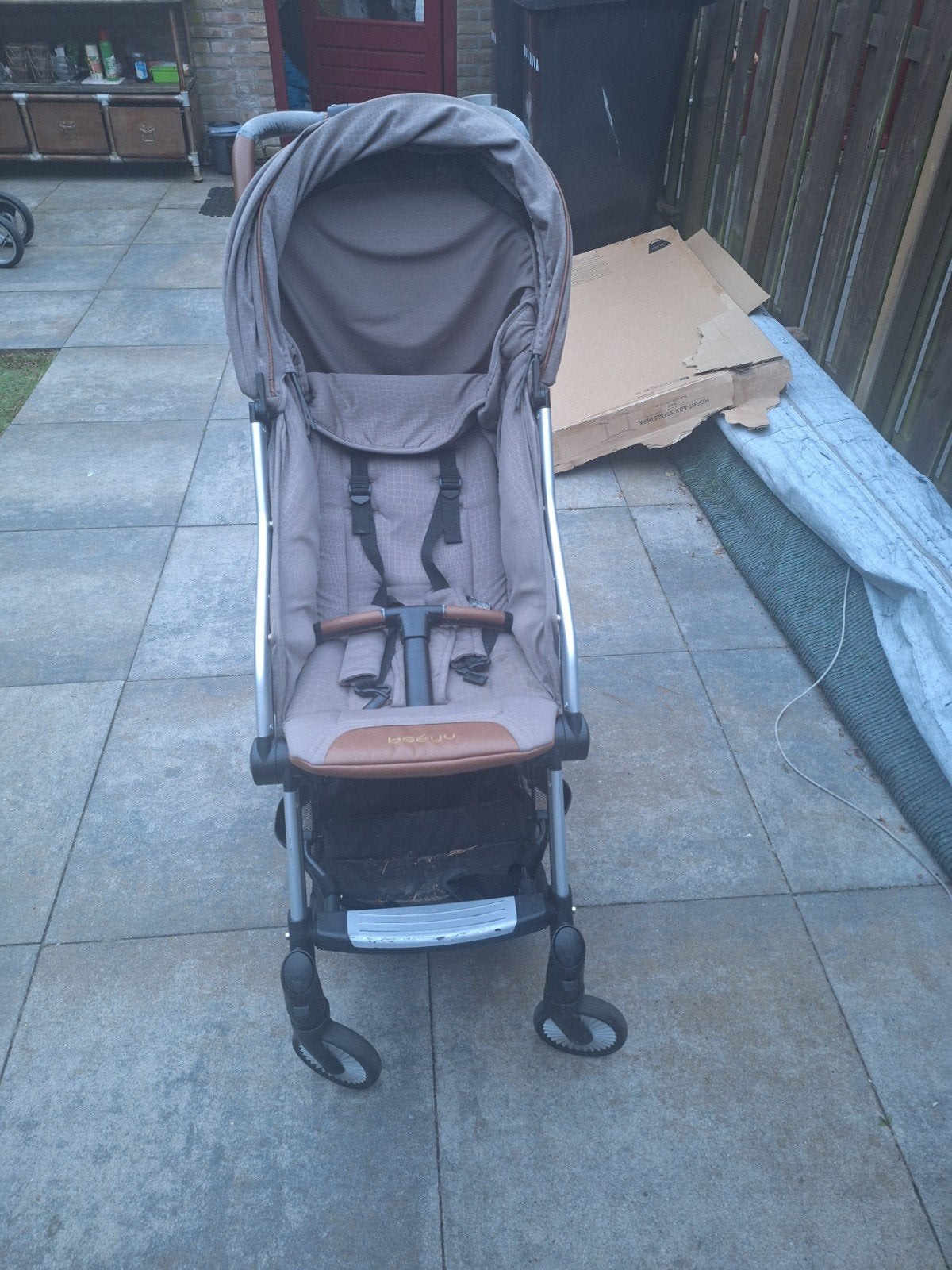 Goed als nieuw beeyu kinderwagen grijs bege en leer bruin, Ophalen, Zo goed als nieuw