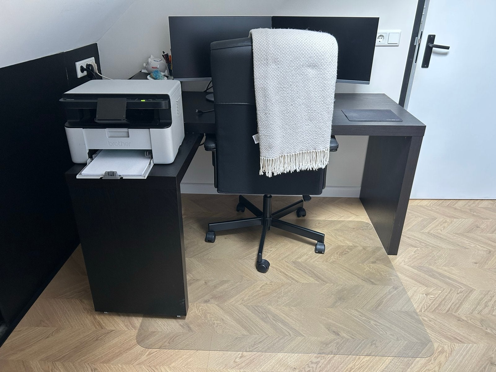 Zwart bureau met bureaustoel, printer en onderplaat, Huis en Inrichting, 65 cm, Ophalen of Verzenden, Zo goed als nieuw, IKEA