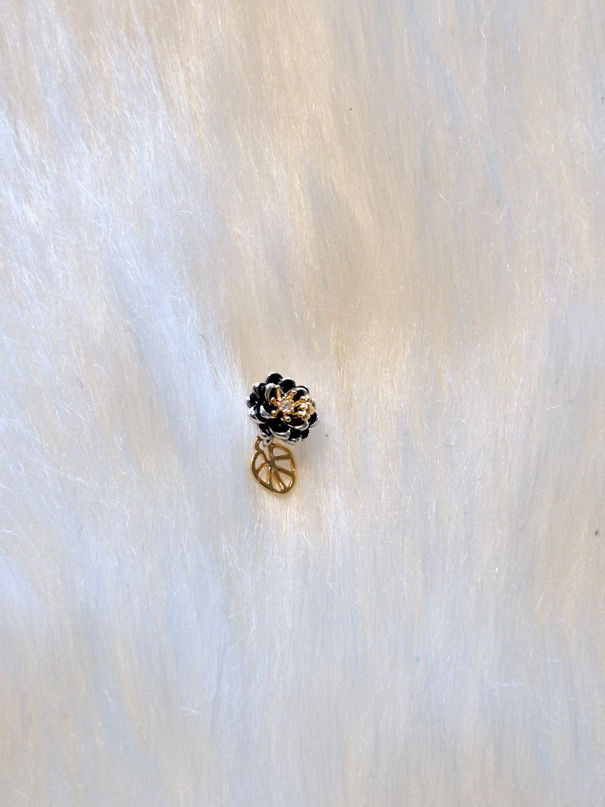 Pandora 925 Zilver Vergulde Bedel met Zwarte Bloem, Gebruikt, Pandora, Ophalen of Verzenden, 1 bedel