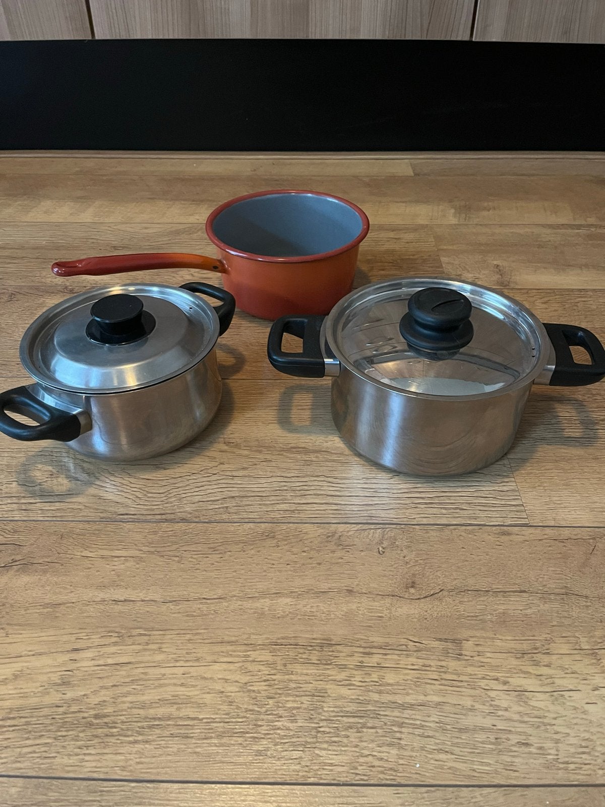 Pannenset: 2 RVS kookpannen en 1 emaille steelpan, Gebruikt, Met deksel, Pannenset, Ophalen of Verzenden
