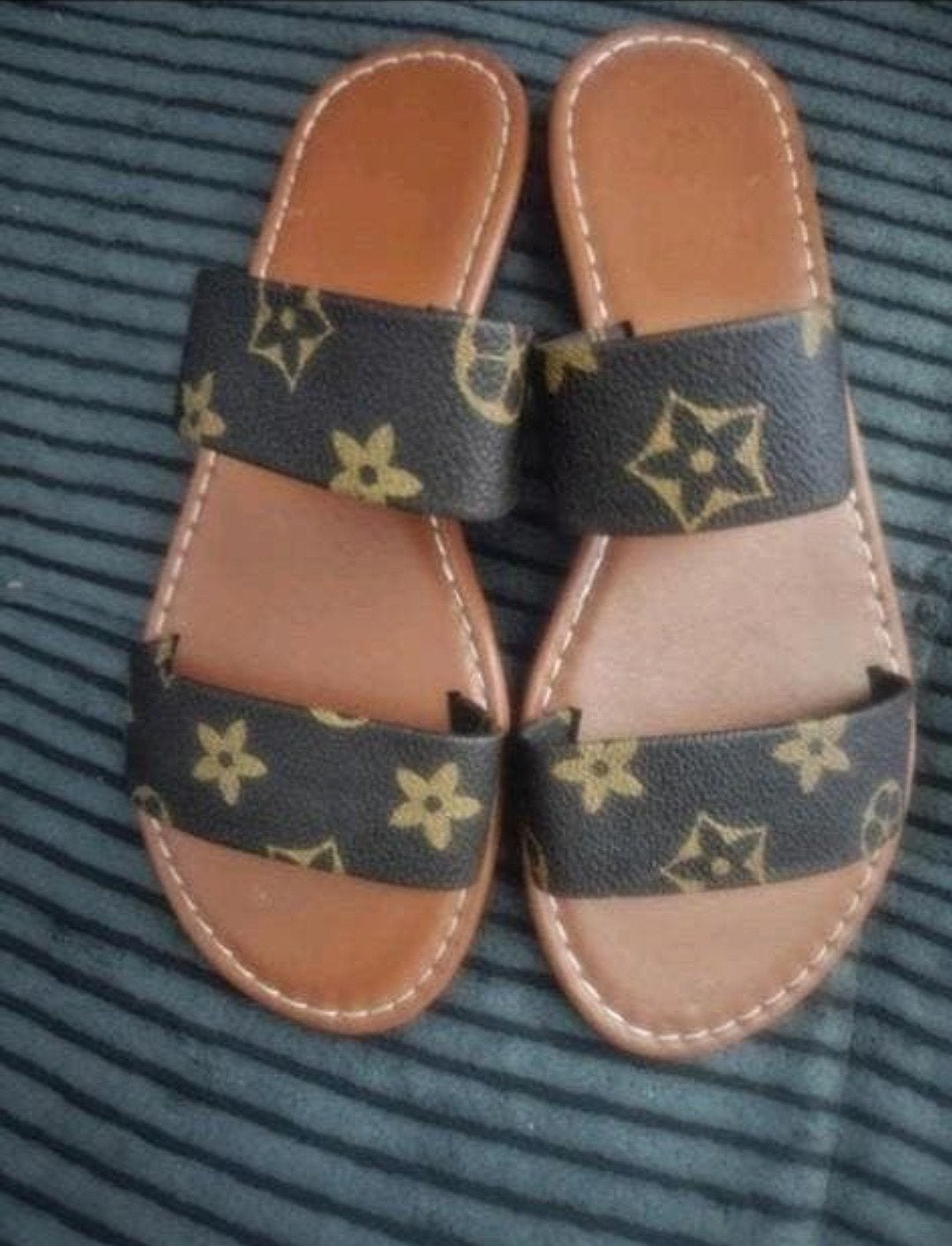 Nieuw; Bruine luxe slippers mt35, Schoentjes, Meisje, Nieuw, Ophalen of Verzenden