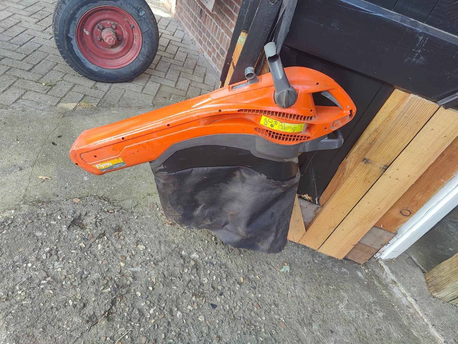 Flymo GardenVac 2500W Turbo Bladblazer/Bladzuiger, Ophalen, Gebruikt, Met opvangzak, Handgedragen