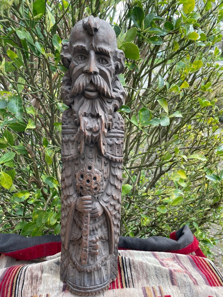 hout gesneden beeld van priester met een sleutel in de hand, Verzamelen, Ophalen of Verzenden, Zo goed als nieuw, Beeld(je)