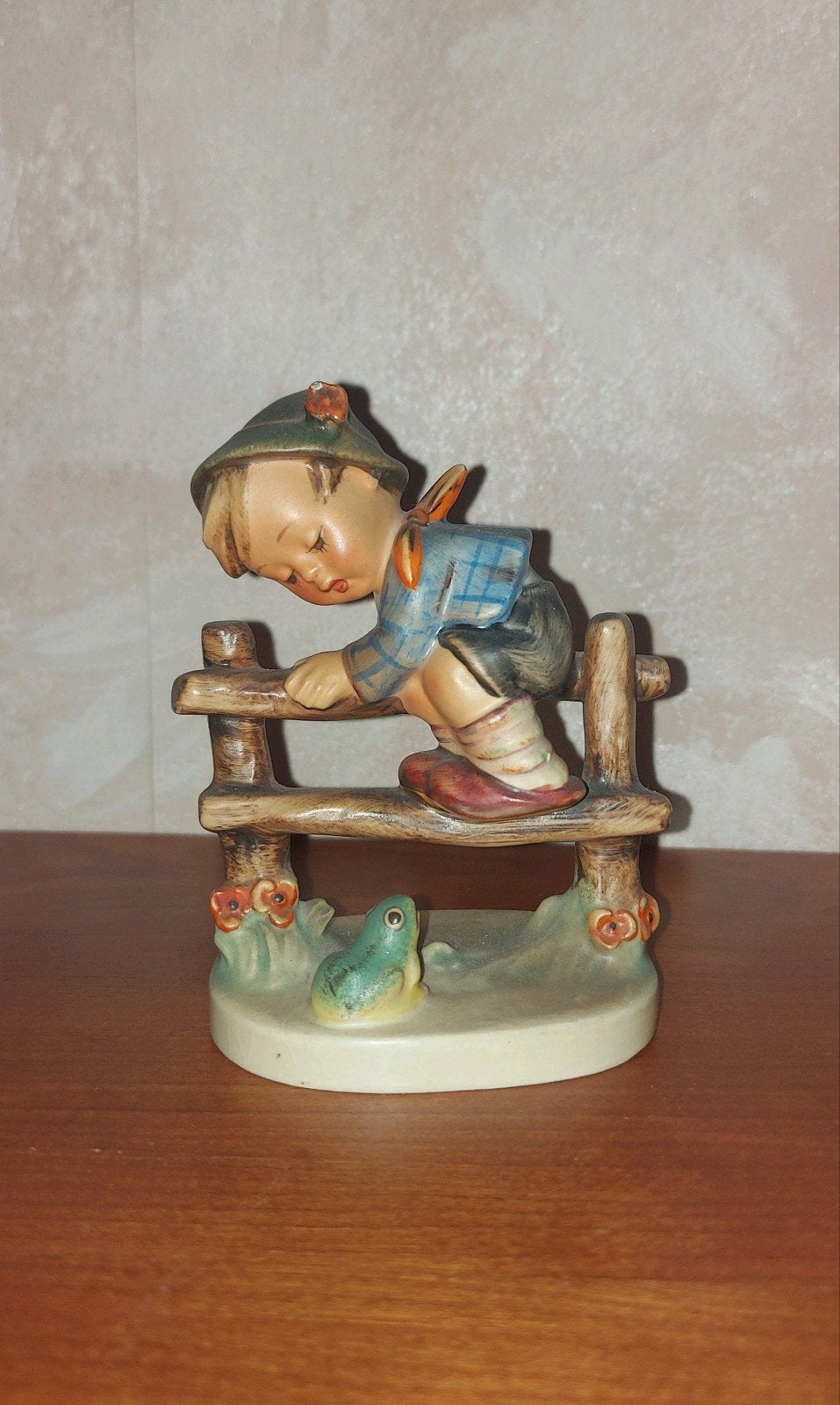 Vintage Hummel beeldje: Jongen met kikker op hek, Ophalen of Verzenden