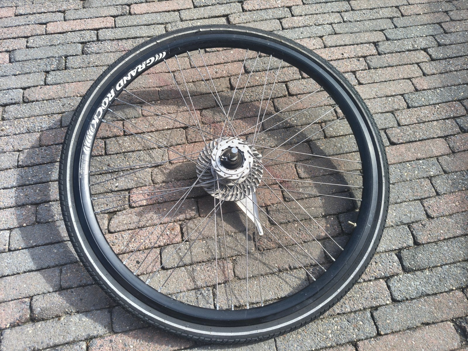 28 inch voorwiel met naafdynamo en rollerbrake rem, Fietsen en Brommers, Ophalen of Verzenden, Zo goed als nieuw, Wiel