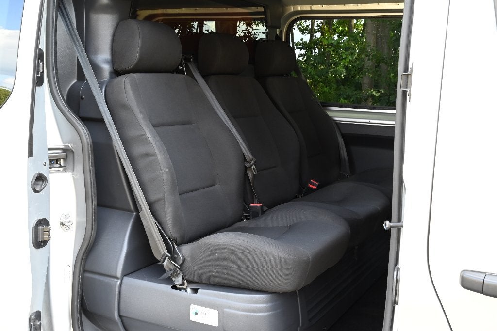 Renault Trafic 2.0 L2H1 MultiJet 145 PK CarPlay 6 Persoons, Voorwielaandrijving, 145 pk, Stof, 4 cilinders