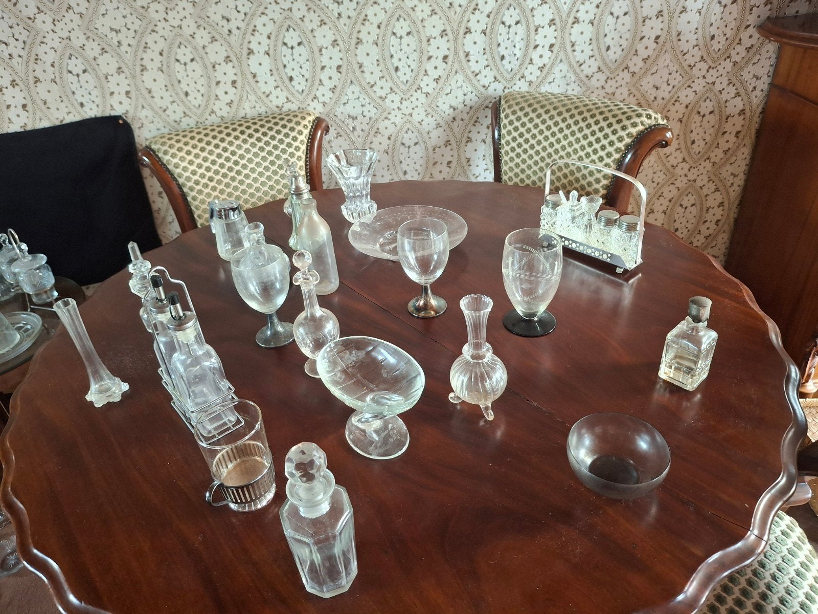 Grote collectie antiek glaswerk en karaffen, Ophalen