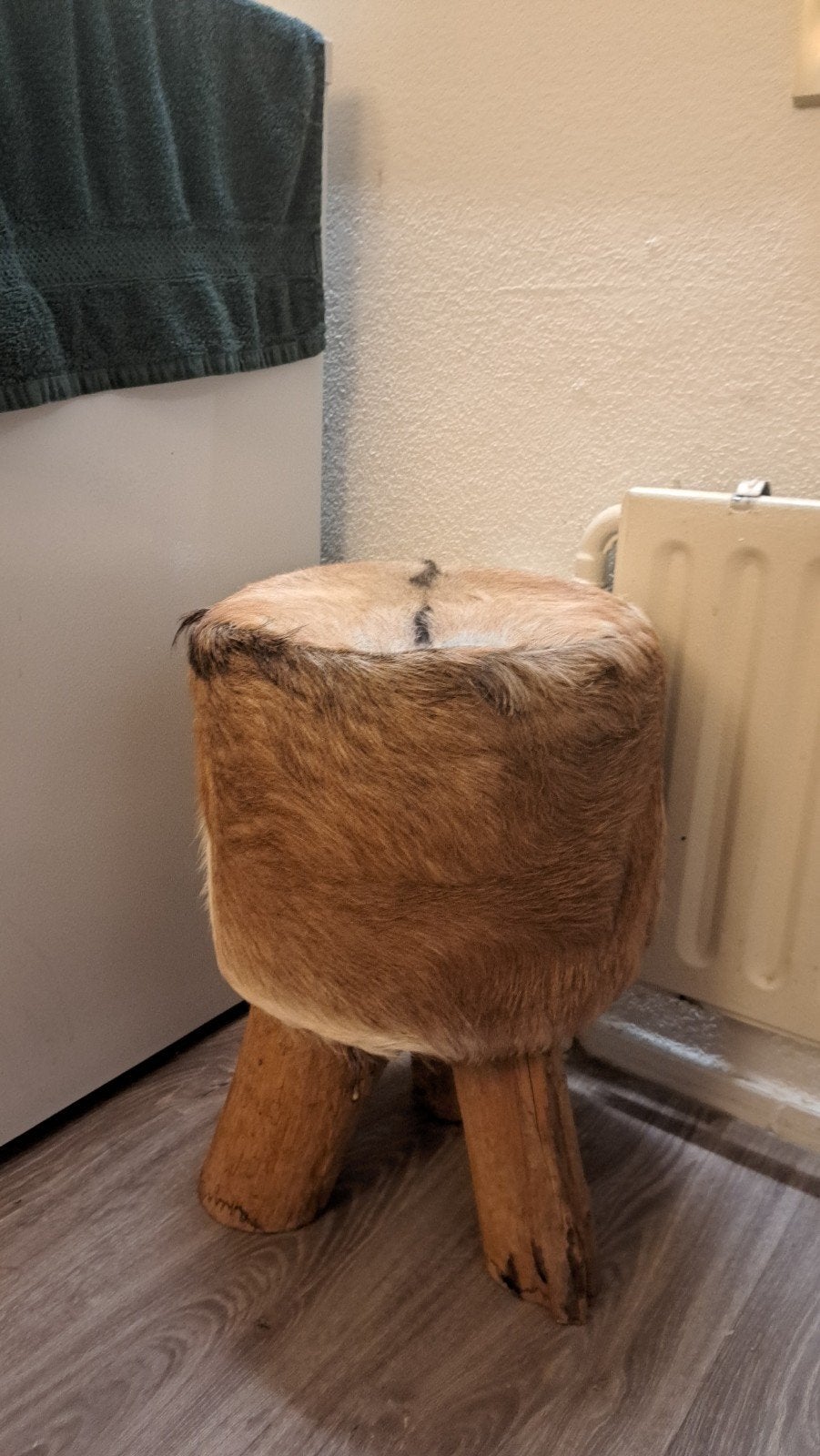 Uniek krukje met dierenhuid bekleding en houten poten, Ophalen of Verzenden