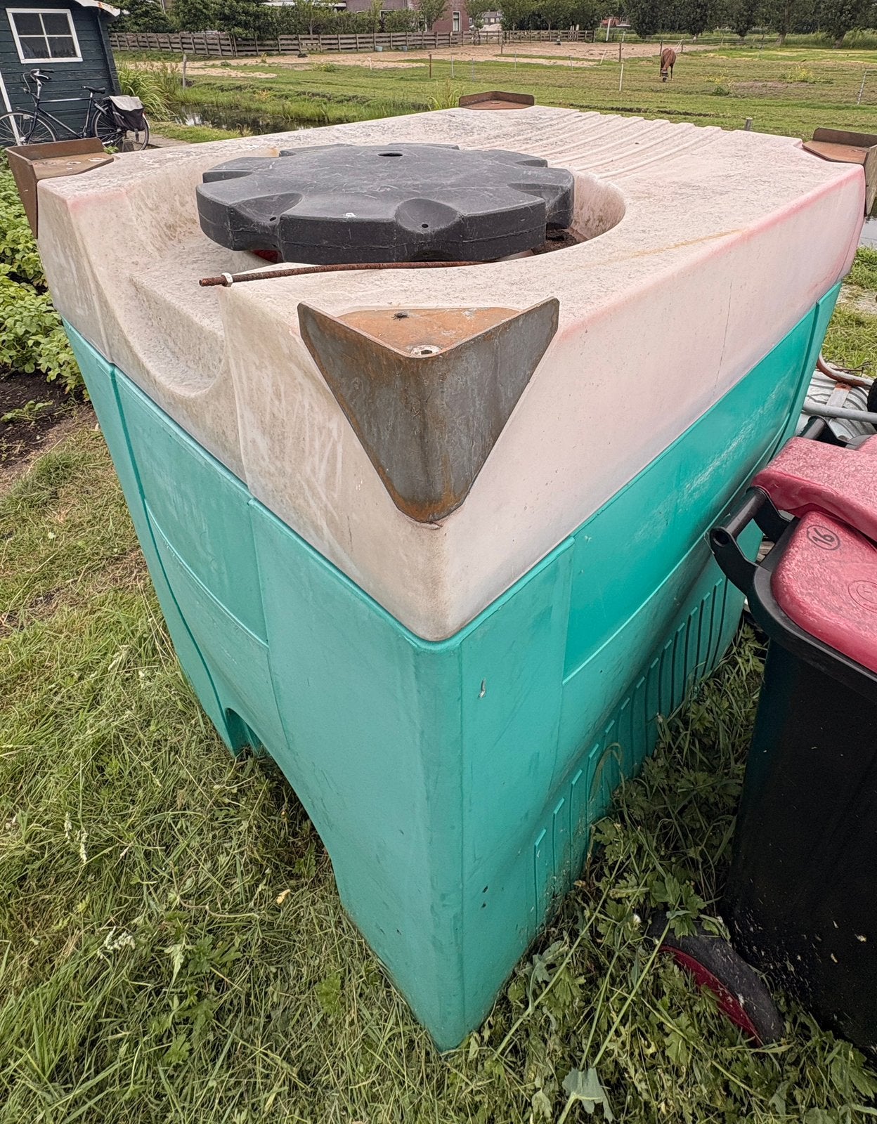 Groot watertank voor de tuin/moestuin, Tuin en Terras, Regentonnen, Ophalen, Kunststof, Gebruikt, Met kraantje