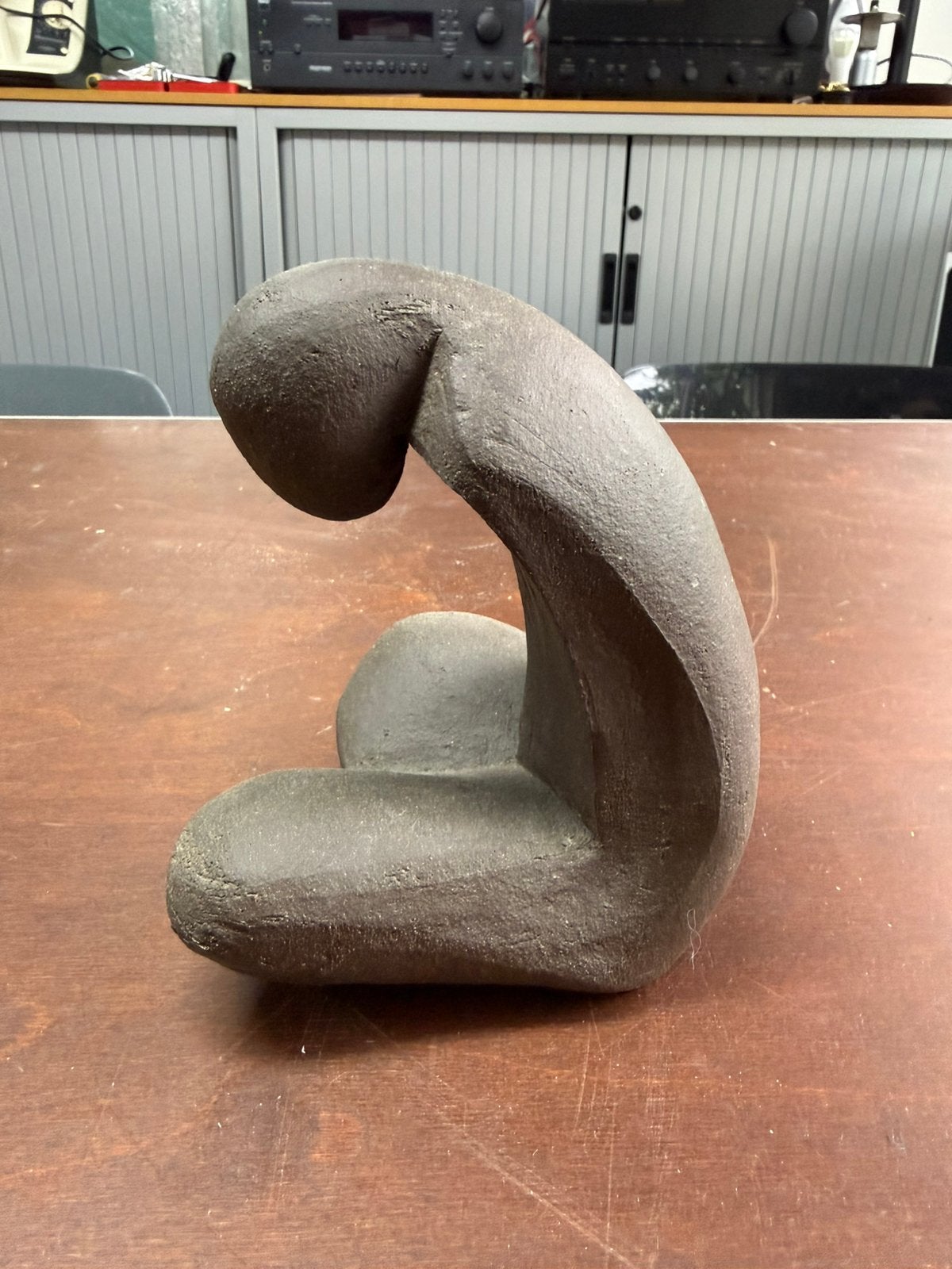 Keramiek scultuur zittend mens 15 cm, Overige onderwerpen, Minder dan 20 cm, Ophalen of Verzenden, Handgemaakt