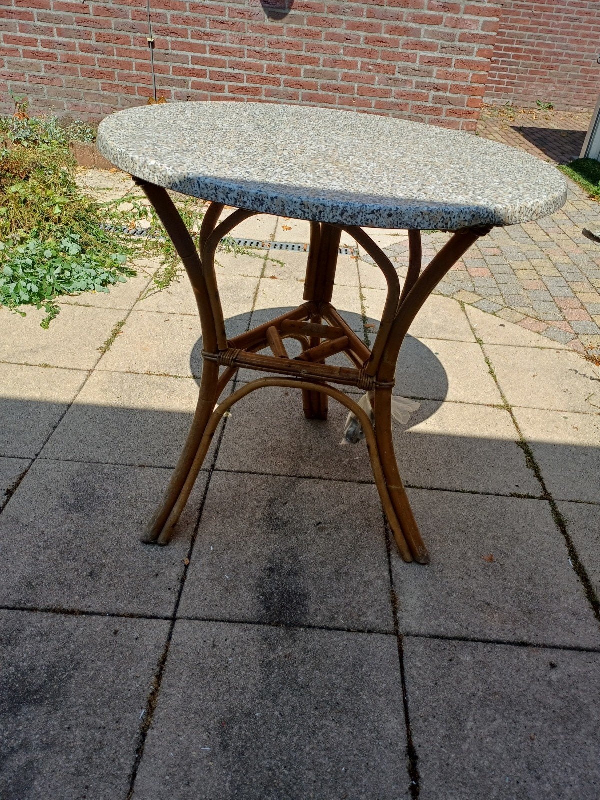 Ronde terrastafel met granieten blad en rotan onderstel, Ophalen, Gebruikt, Rond, Overige materialen