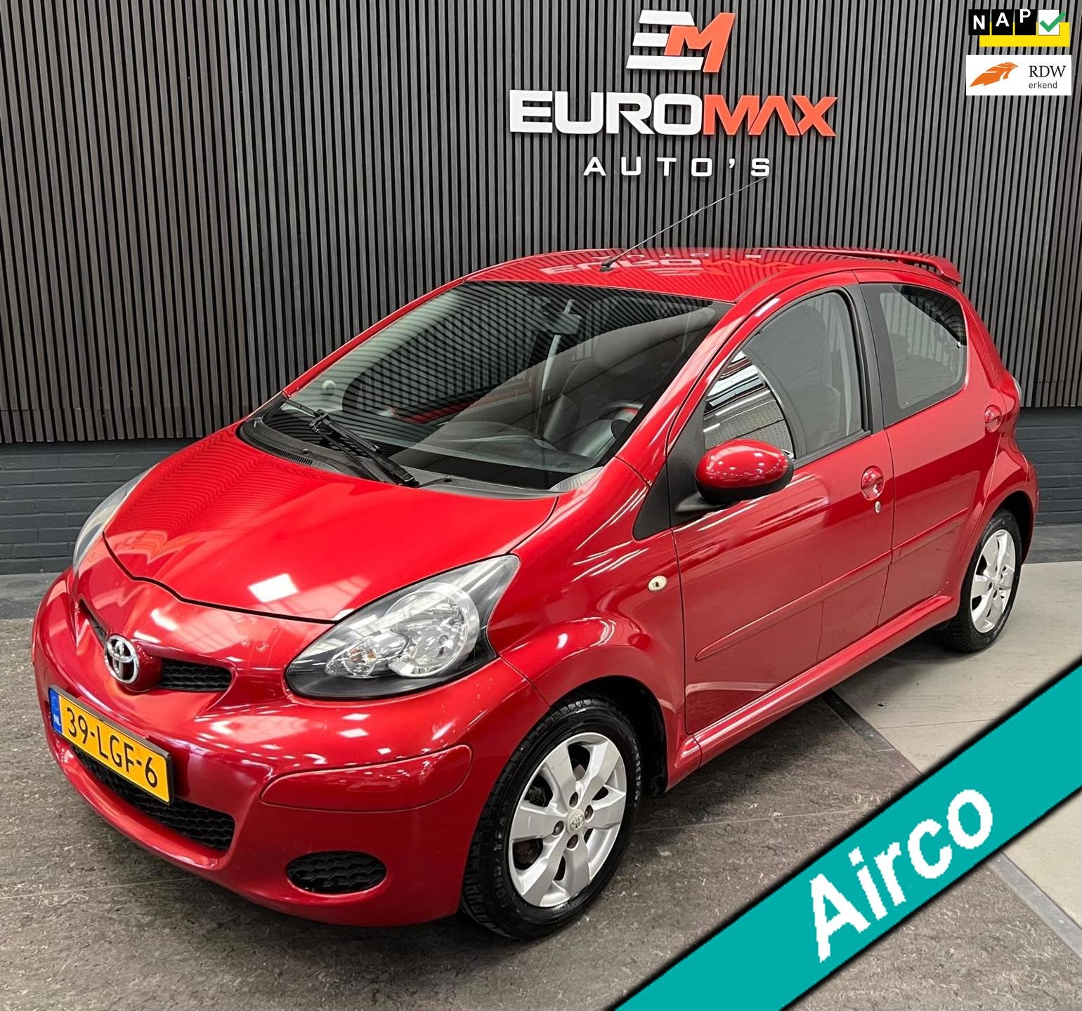 Toyota Aygo 1.0-12V Aspiration Red 1e Eigenaar - NAP - Airco, Voorwielaandrijving, Zwart, 4 stoelen, Leder en Stof