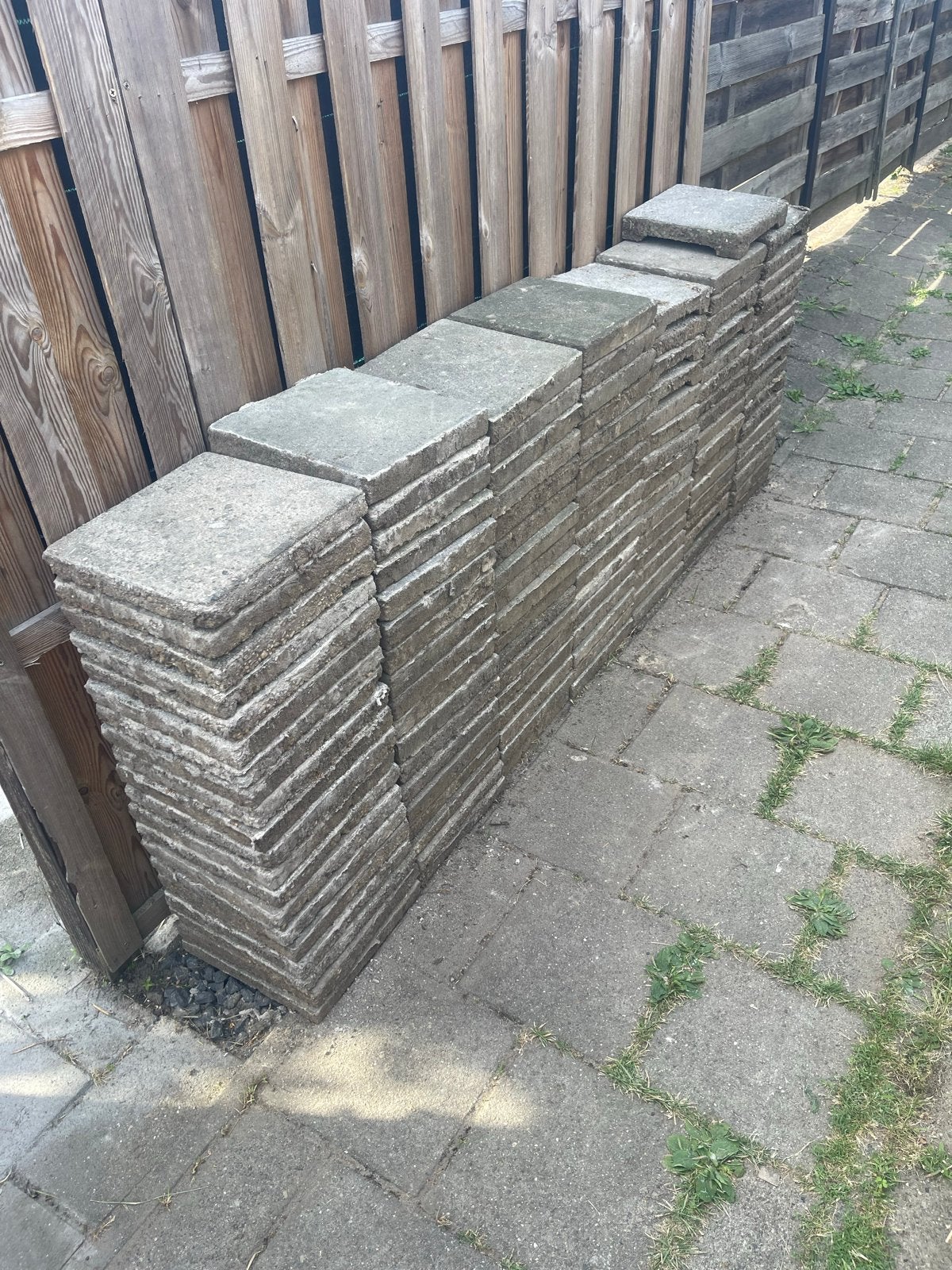 GRATIS 22m²  Gebruikte terrastegels, grijs, 30x30, Tuin en Terras, Tegels en Klinkers, Ophalen, Gebruikt, 10 m² of meer, Beton
