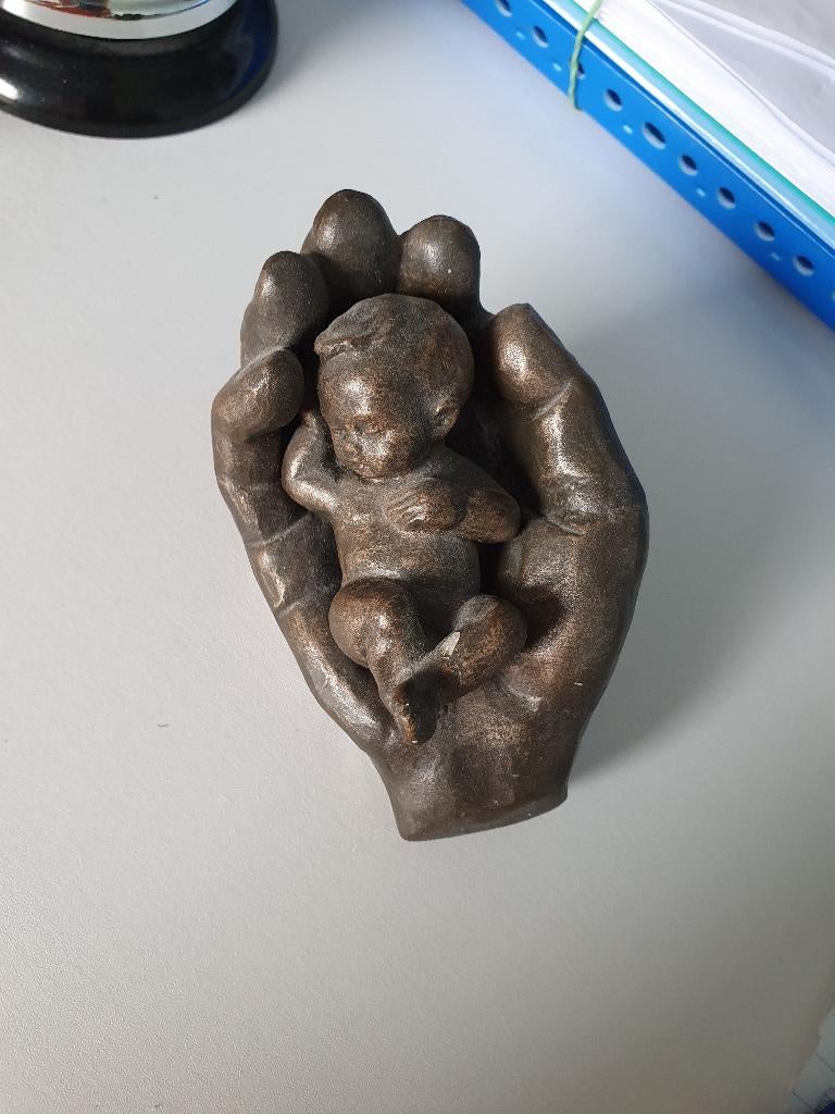 Baby in hand beeldje, Verzamelen, Beelden en Beeldjes, Ophalen, Zo goed als nieuw, Mens
