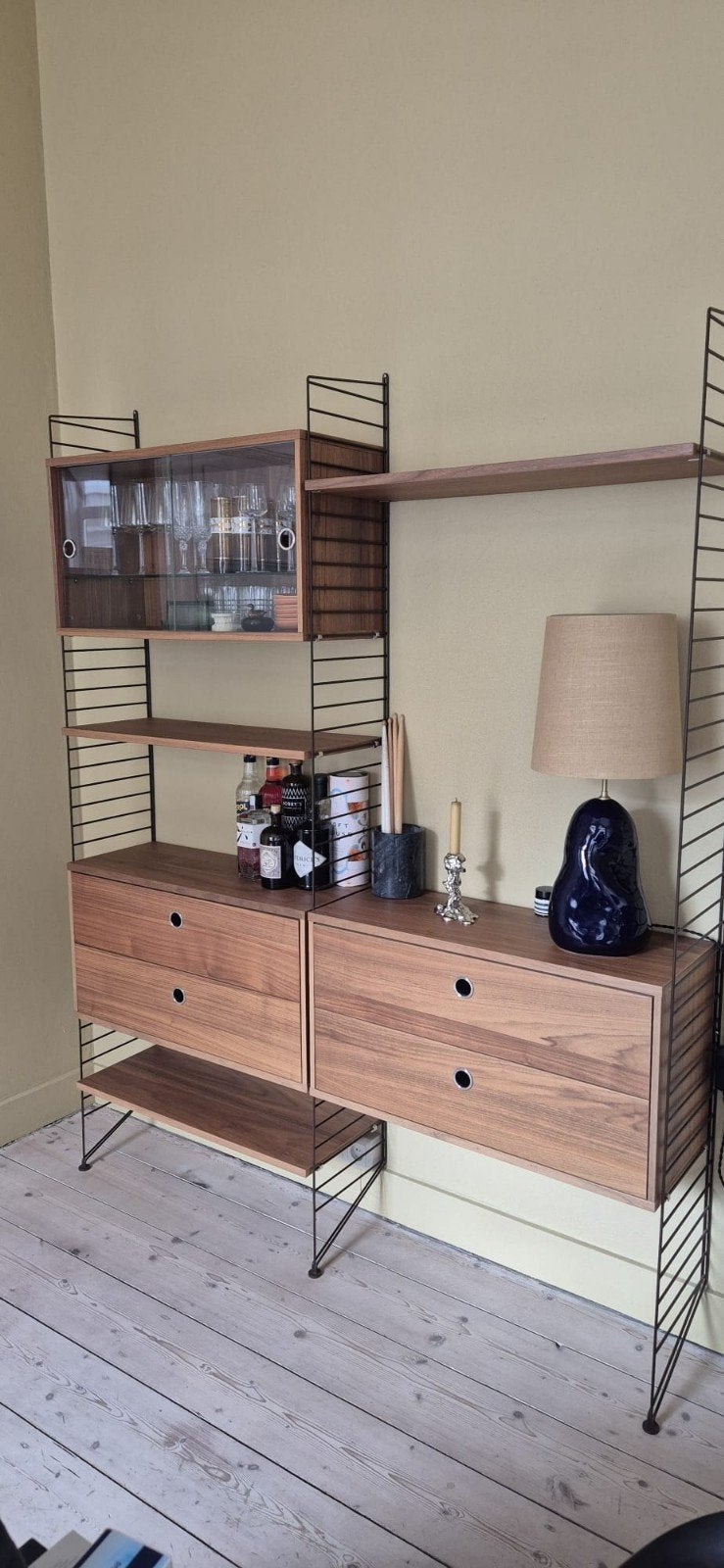 String furniture, Stringkast, wandkast, vitrinekast. Nisse S, Ophalen, Glas, Met deur(en), 200 cm of meer