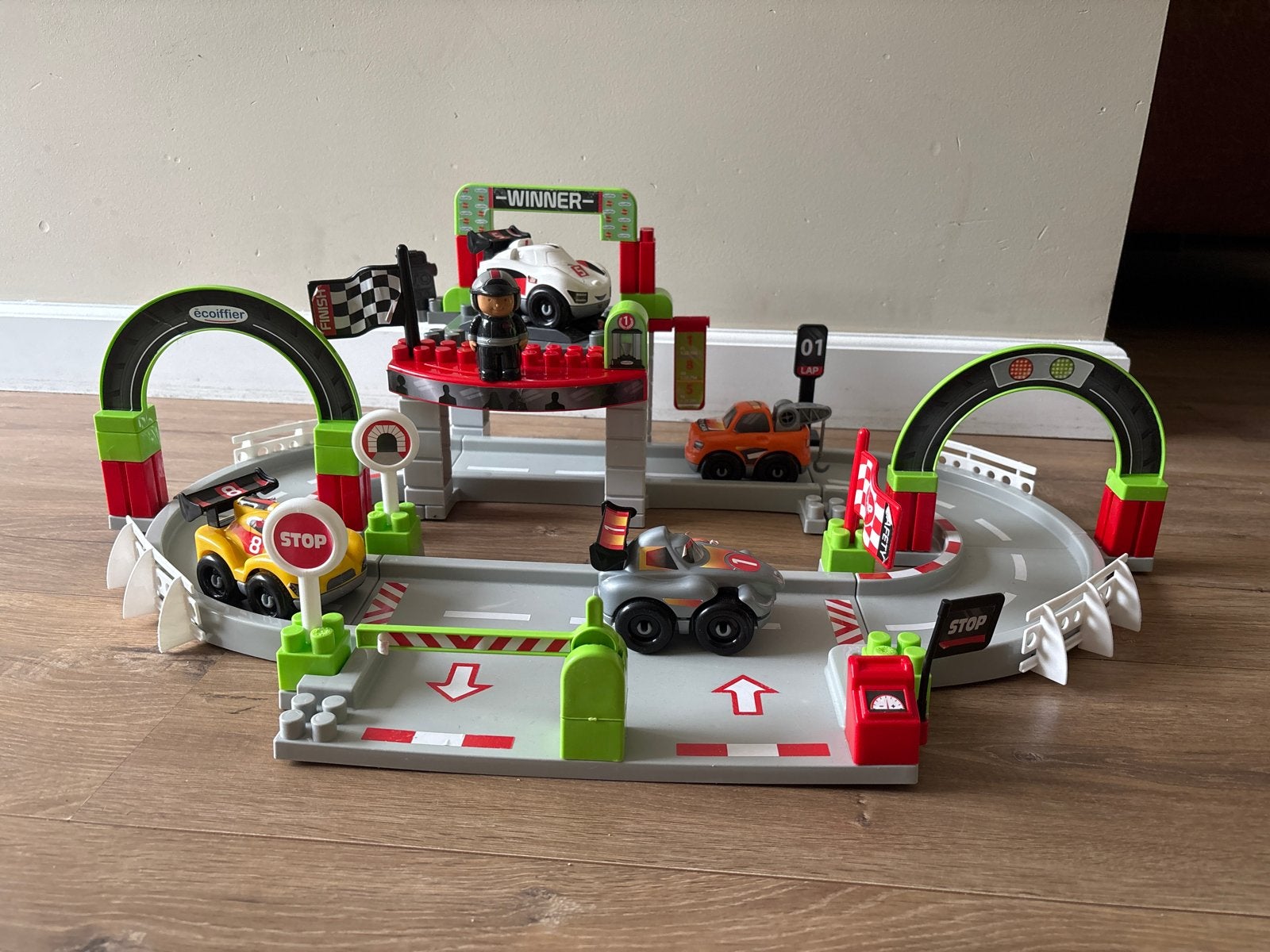 Abrick racebaan met 3 auto's en accessoires, Kinderen en Baby's, Speelgoed | Bouwstenen, Ophalen of Verzenden, Gebruikt, Abrick