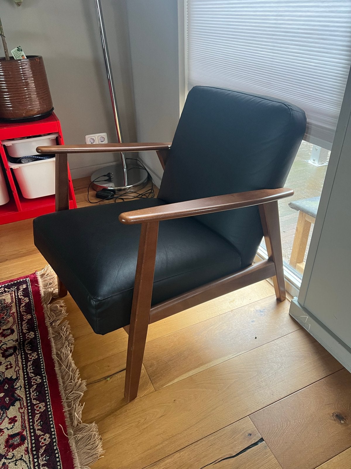 IKEA ERKENÄSET Fauteuil, Jonsbyn Zwart imitatieleer, Huis en Inrichting, Ophalen, Gebruikt, 75 tot 100 cm, 50 tot 75 cm