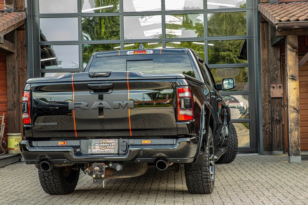 Dodge Ram 1500 5.7 V8 4x4 Crew Cab Laramie (bj 2023), Auto's, Dodge, Automaat, Lichtsensor, Gebruikt, 5654 cc